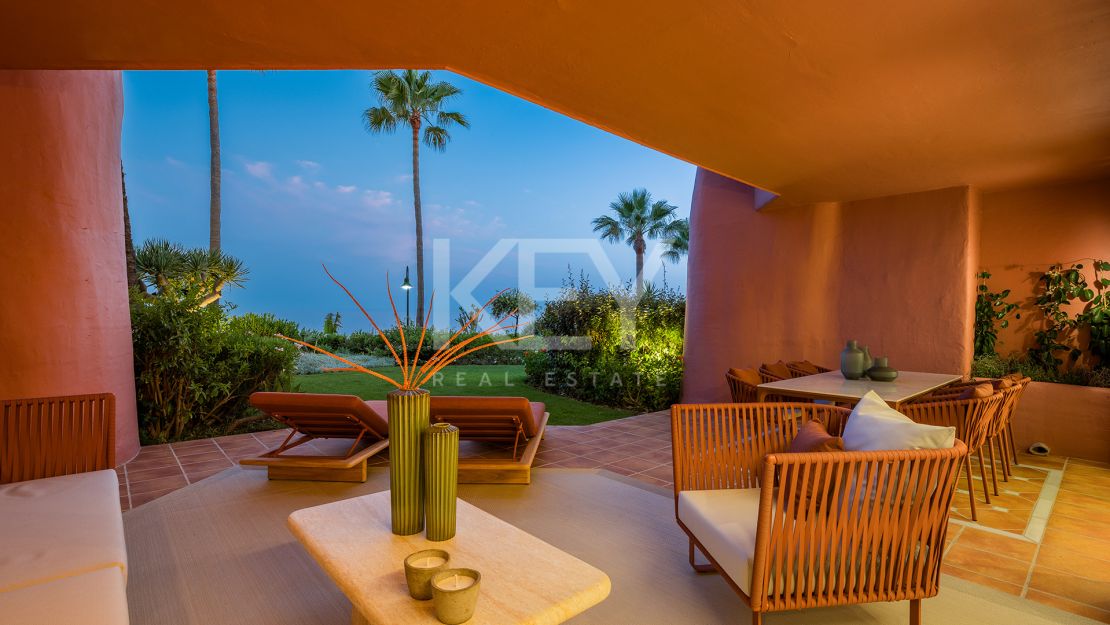 Apartamento renovado en primera línea de playa con acceso directo al mar en la Nueva Milla de Oro