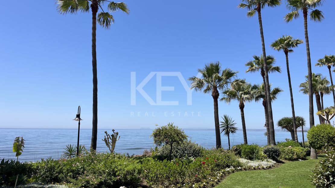 Apartamento renovado en primera línea de playa con acceso directo al mar en la Nueva Milla de Oro