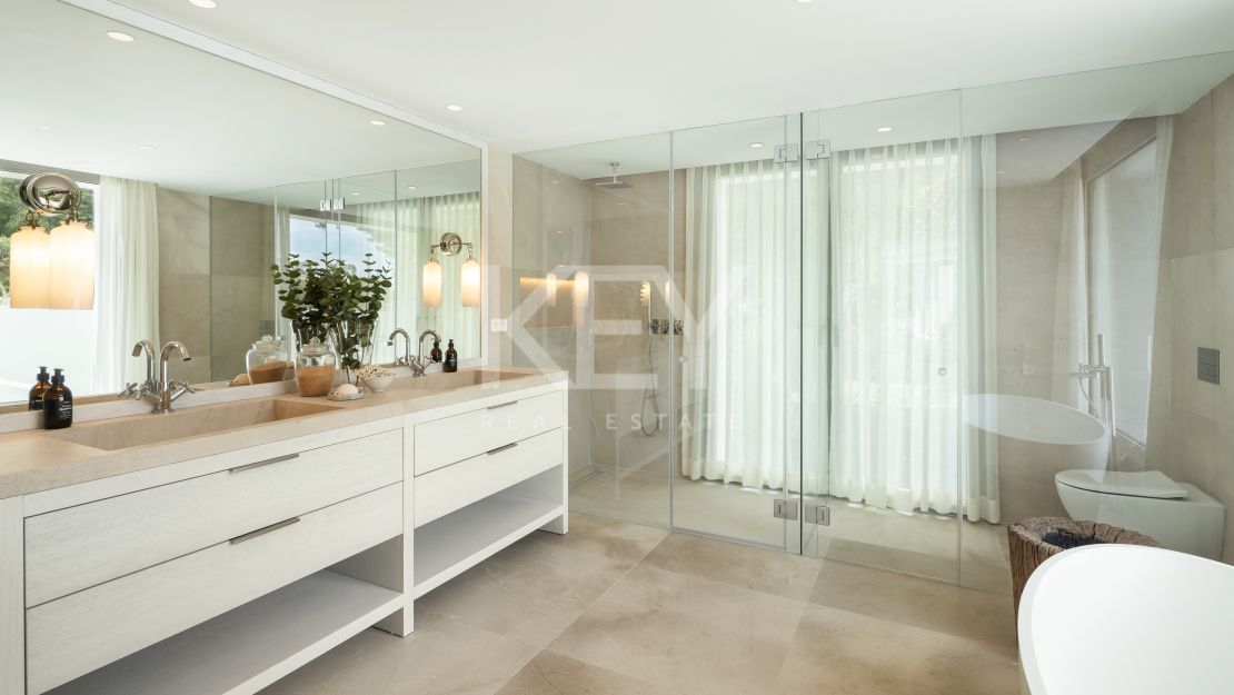 Nueva villa con pista de tenis en Rocío de Nagüeles, Marbella Milla de Oro