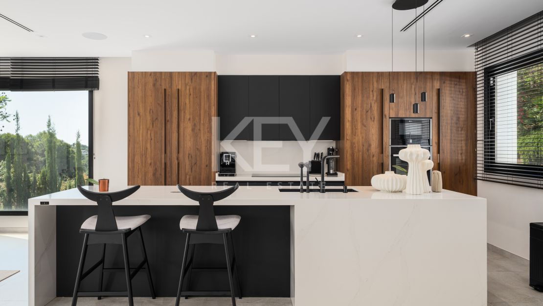 Moderna villa en primera línea de golf en Elviria, Marbella Este