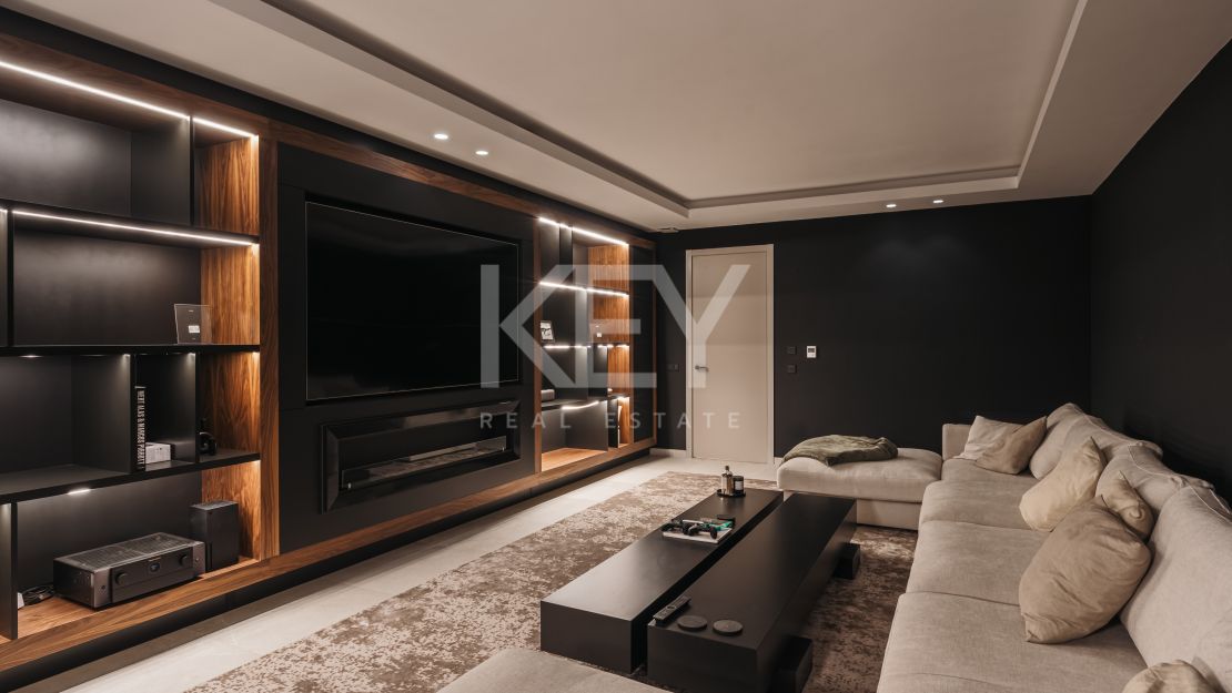 Moderna villa en primera línea de golf en Elviria, Marbella Este