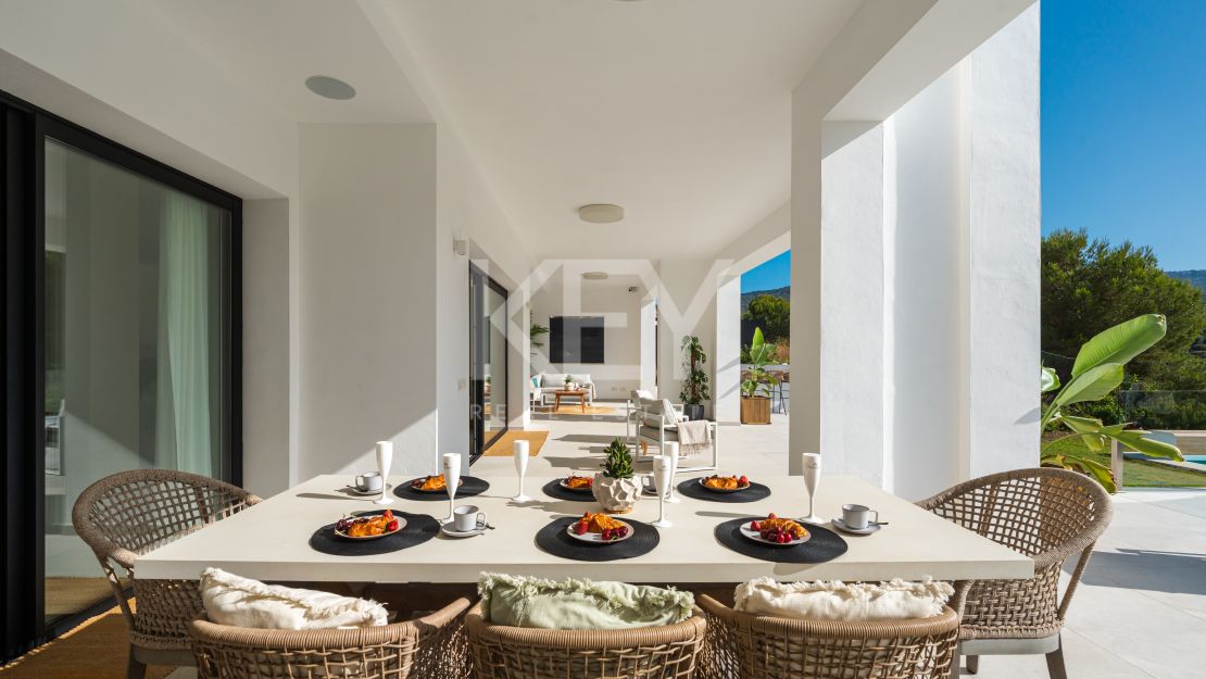 Moderna villa en primera línea de golf en Elviria, Marbella Este