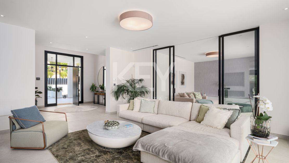 Moderna villa en primera línea de golf en Elviria, Marbella Este