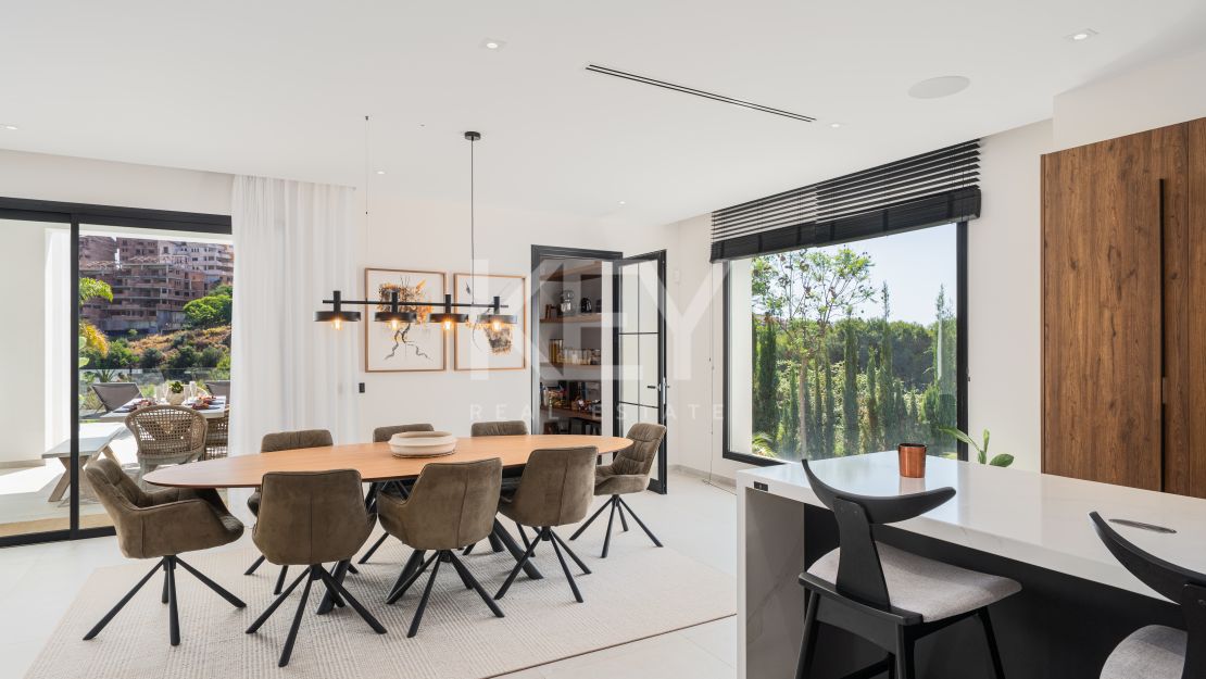 Moderna villa en primera línea de golf en Elviria, Marbella Este