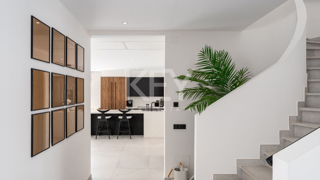 Moderna villa en primera línea de golf en Elviria, Marbella Este