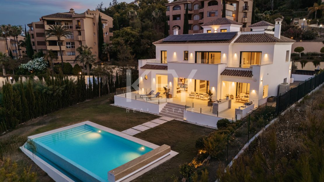 Moderna villa en primera línea de golf en Elviria, Marbella Este