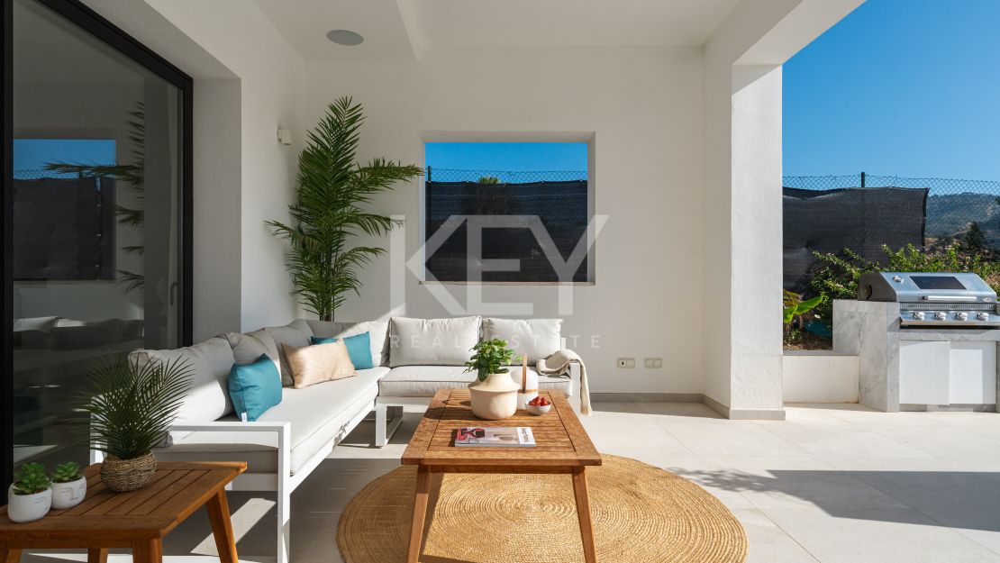 Moderna villa en primera línea de golf en Elviria, Marbella Este