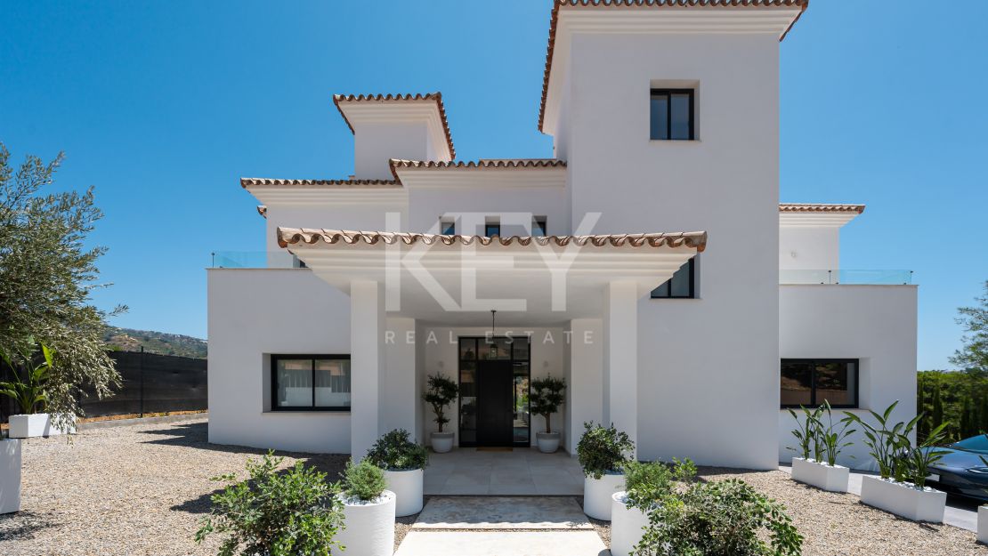 Moderna villa en primera línea de golf en Elviria, Marbella Este