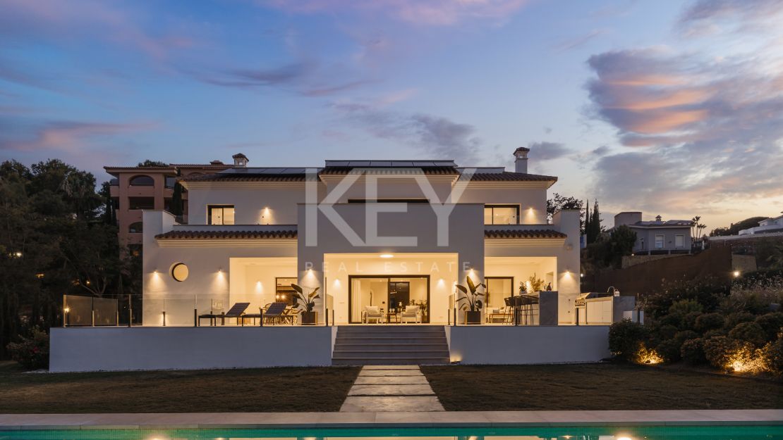 Moderna villa en primera línea de golf en Elviria, Marbella Este