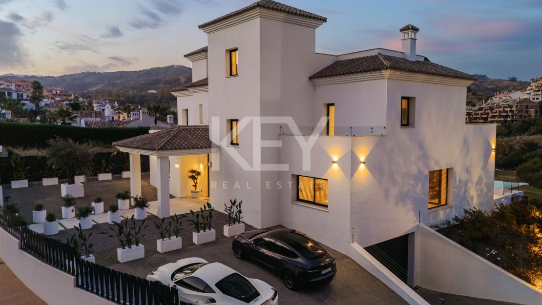 Moderna villa en primera línea de golf en Elviria, Marbella Este