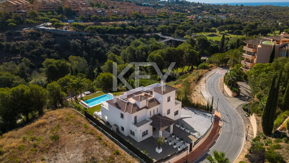 Moderna villa en primera línea de golf en Elviria, Marbella Este