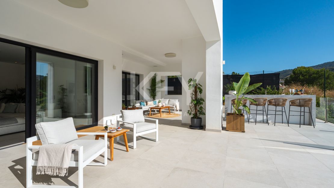 Moderna villa en primera línea de golf en Elviria, Marbella Este