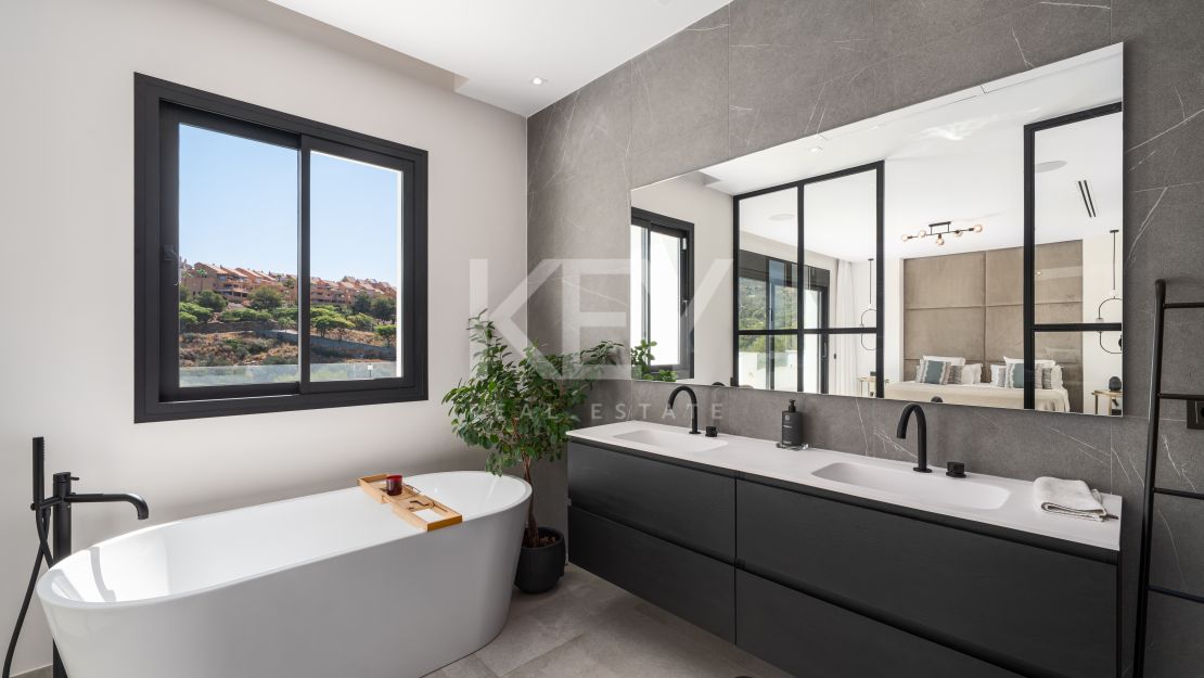 Moderna villa en primera línea de golf en Elviria, Marbella Este