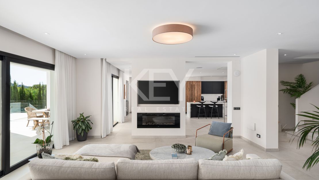 Moderna villa en primera línea de golf en Elviria, Marbella Este