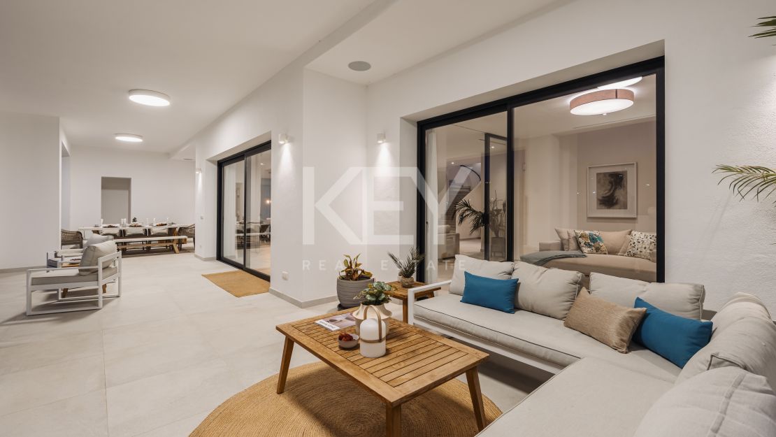 Moderna villa en primera línea de golf en Elviria, Marbella Este