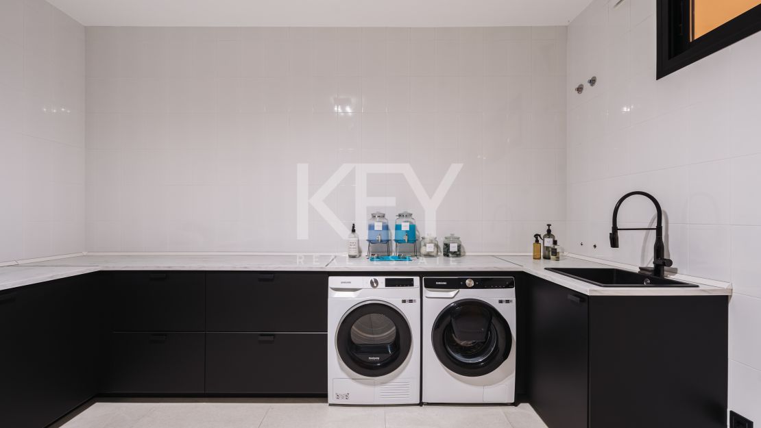 Moderna villa en primera línea de golf en Elviria, Marbella Este