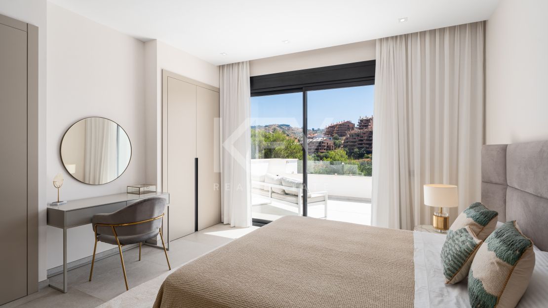 Moderna villa en primera línea de golf en Elviria, Marbella Este