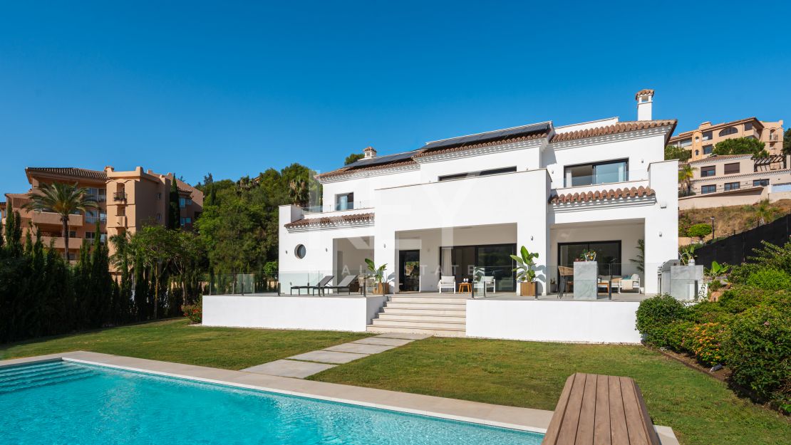 Moderna villa en primera línea de golf en Elviria, Marbella Este