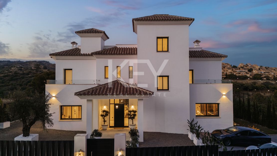 Moderna villa en primera línea de golf en Elviria, Marbella Este