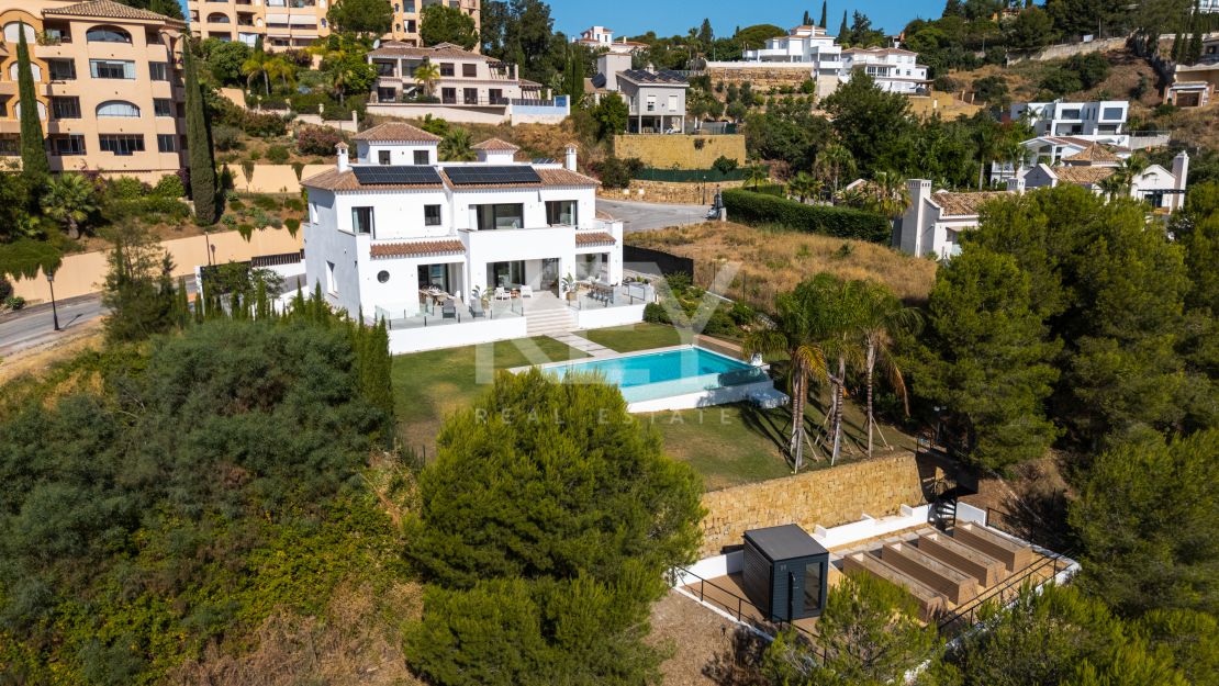 Moderna villa en primera línea de golf en Elviria, Marbella Este
