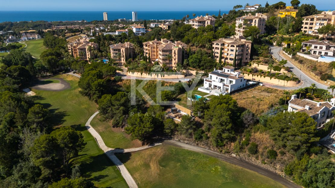 Moderna villa en primera línea de golf en Elviria, Marbella Este