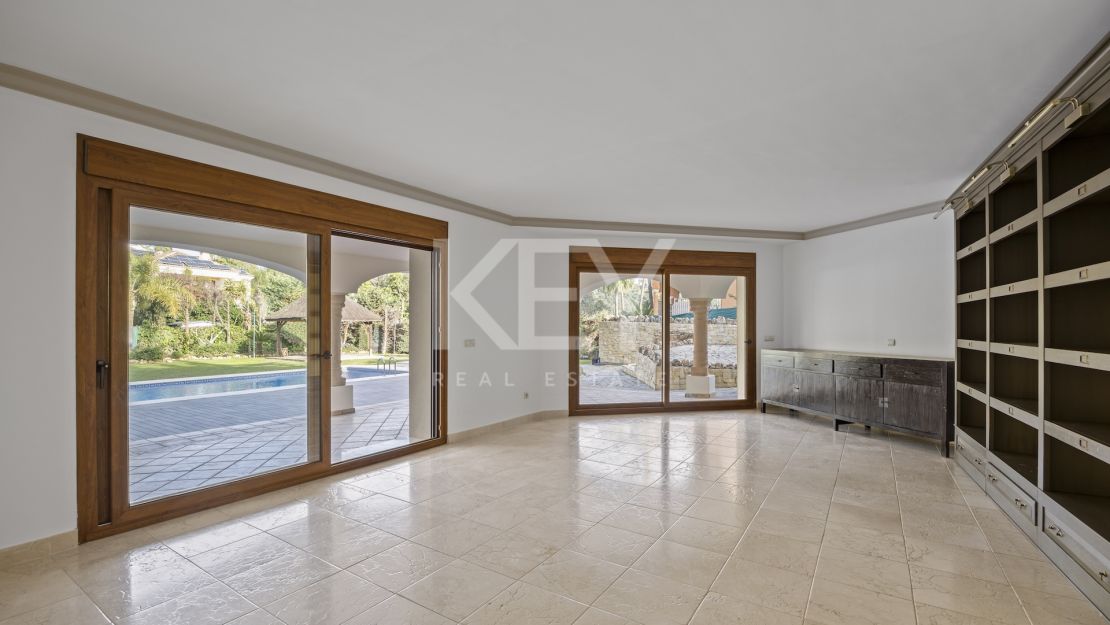 Gran villa familiar con vistas panorámicas, zonas de entretenimiento y potencial de inversión en Los Arqueros, Benahavís