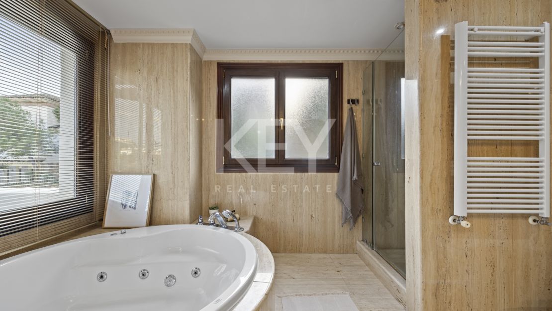 Gran villa familiar con vistas panorámicas, zonas de entretenimiento y potencial de inversión en Los Arqueros, Benahavís