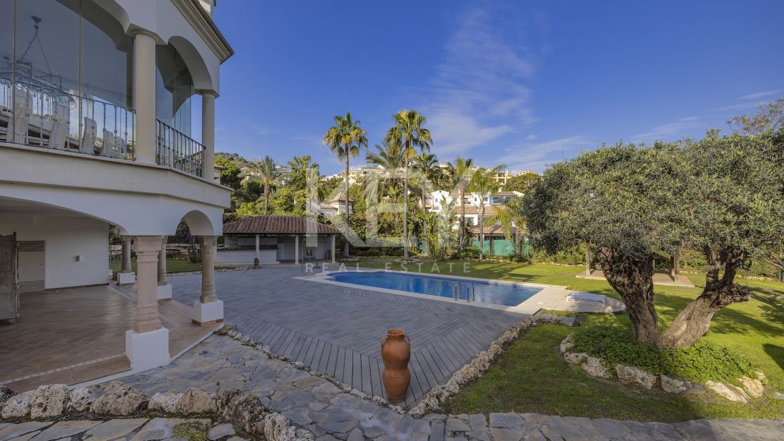 Gran villa familiar con vistas panorámicas, zonas de entretenimiento y potencial de inversión en Los Arqueros, Benahavís