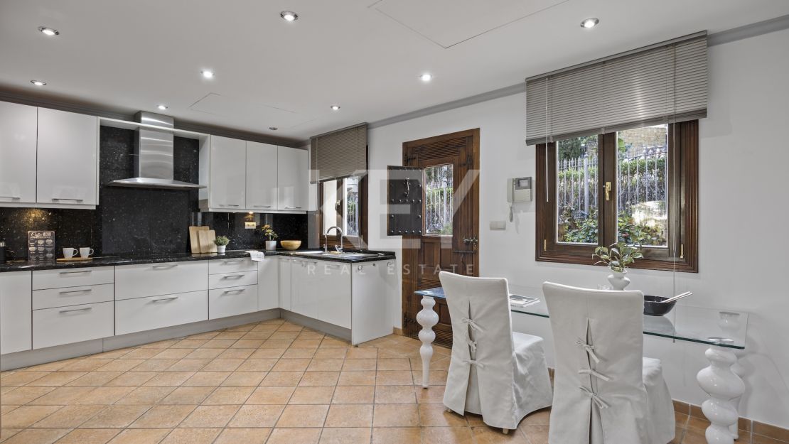 Gran villa familiar con vistas panorámicas, zonas de entretenimiento y potencial de inversión en Los Arqueros, Benahavís