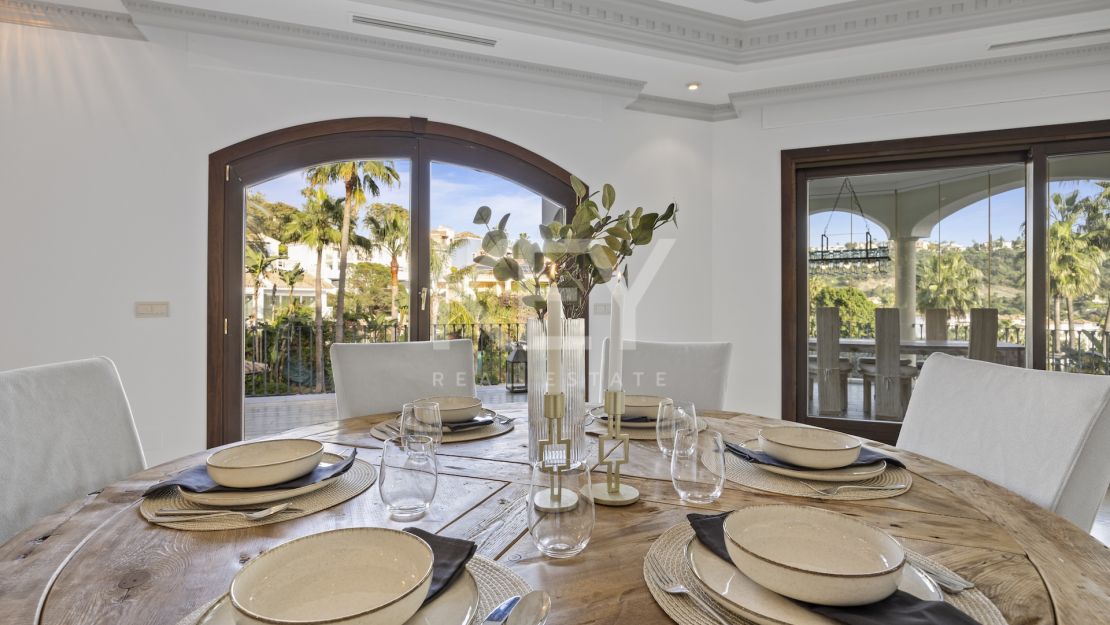 Gran villa familiar con vistas panorámicas, zonas de entretenimiento y potencial de inversión en Los Arqueros, Benahavís