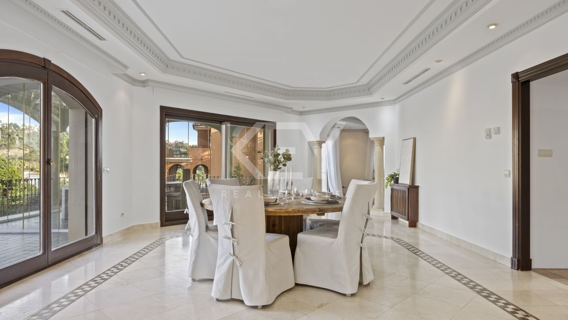 Gran villa familiar con vistas panorámicas, zonas de entretenimiento y potencial de inversión en Los Arqueros, Benahavís