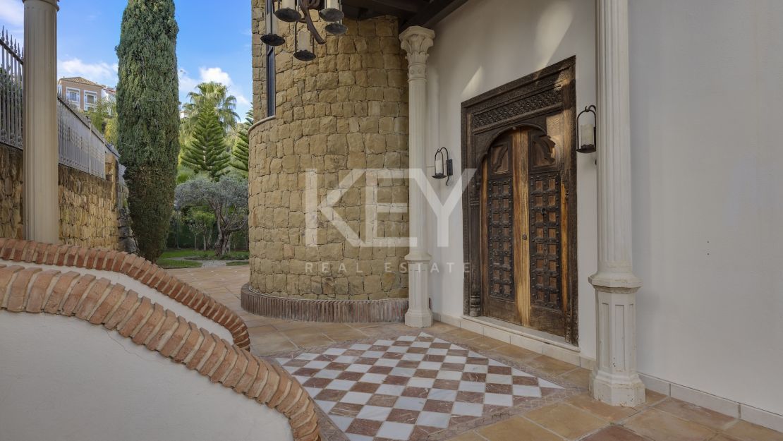 Gran villa familiar con vistas panorámicas, zonas de entretenimiento y potencial de inversión en Los Arqueros, Benahavís