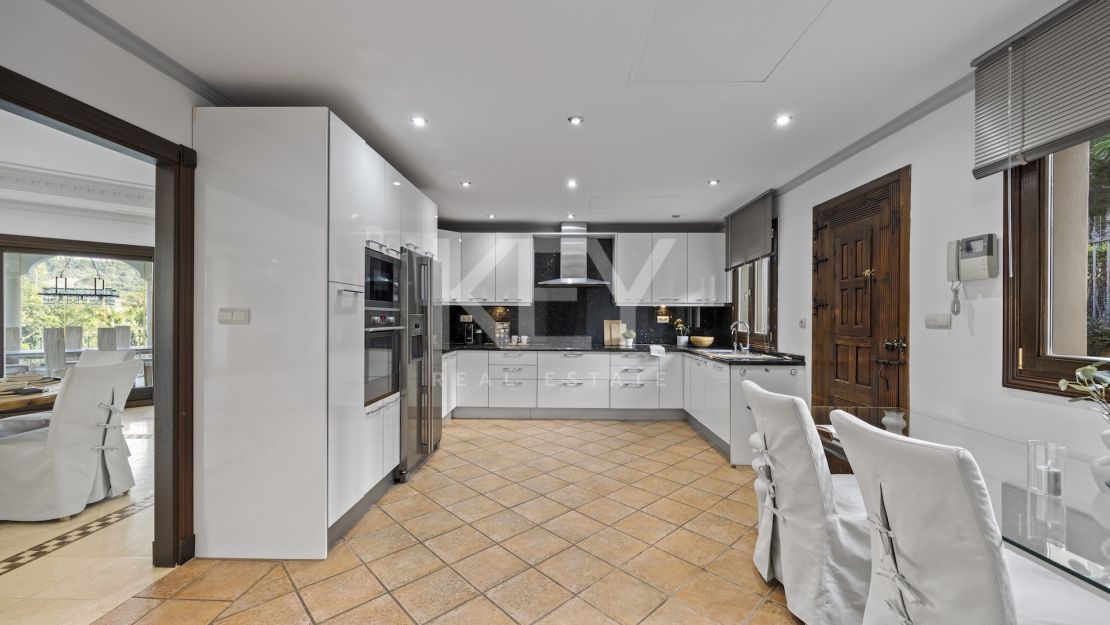 Gran villa familiar con vistas panorámicas, zonas de entretenimiento y potencial de inversión en Los Arqueros, Benahavís