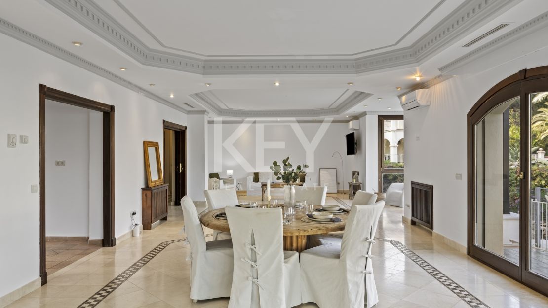 Gran villa familiar con vistas panorámicas, zonas de entretenimiento y potencial de inversión en Los Arqueros, Benahavís