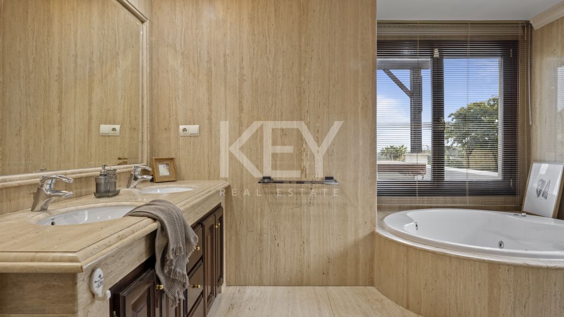 Gran villa familiar con vistas panorámicas, zonas de entretenimiento y potencial de inversión en Los Arqueros, Benahavís