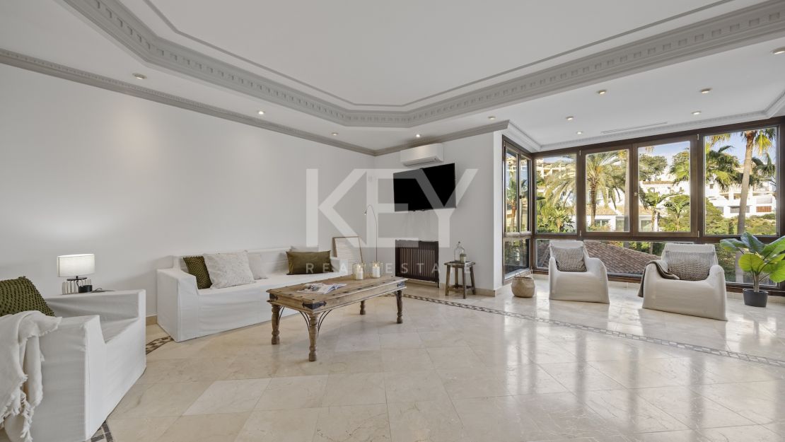 Gran villa familiar con vistas panorámicas, zonas de entretenimiento y potencial de inversión en Los Arqueros, Benahavís