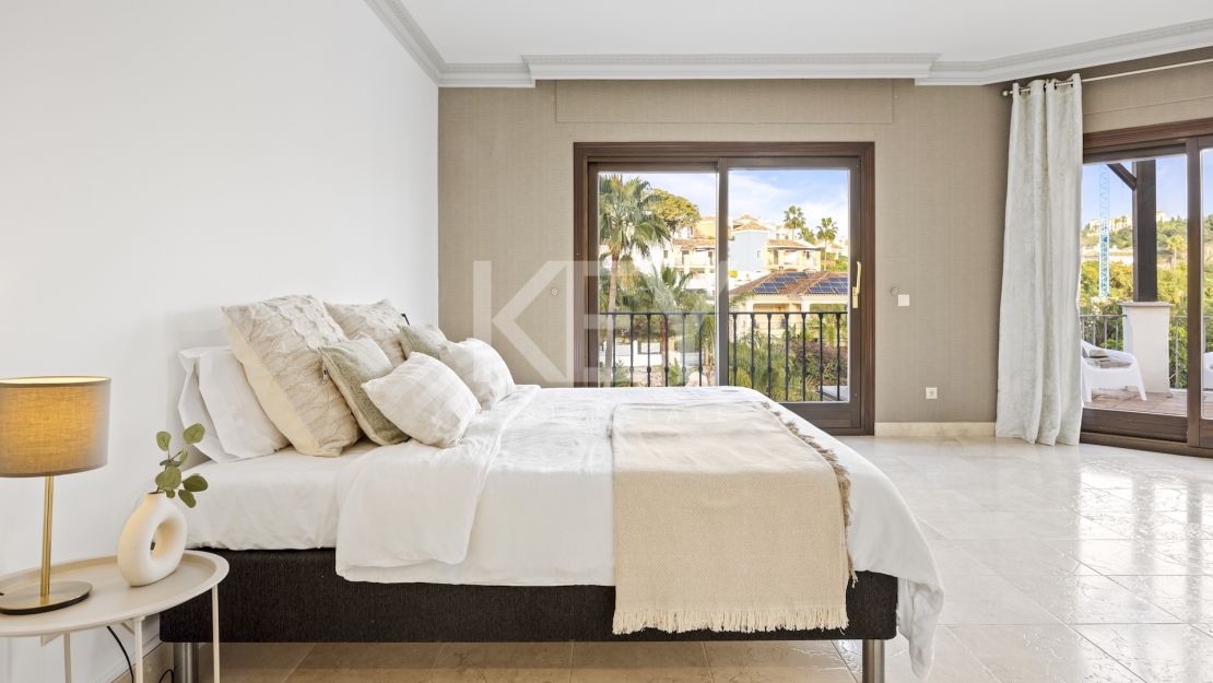 Gran villa familiar con vistas panorámicas, zonas de entretenimiento y potencial de inversión en Los Arqueros, Benahavís