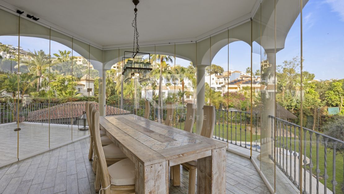 Gran villa familiar con vistas panorámicas, zonas de entretenimiento y potencial de inversión en Los Arqueros, Benahavís
