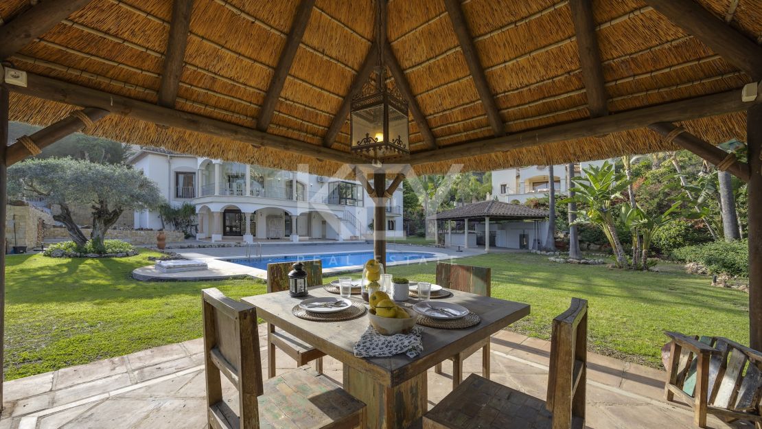 Gran villa familiar con vistas panorámicas, zonas de entretenimiento y potencial de inversión en Los Arqueros, Benahavís