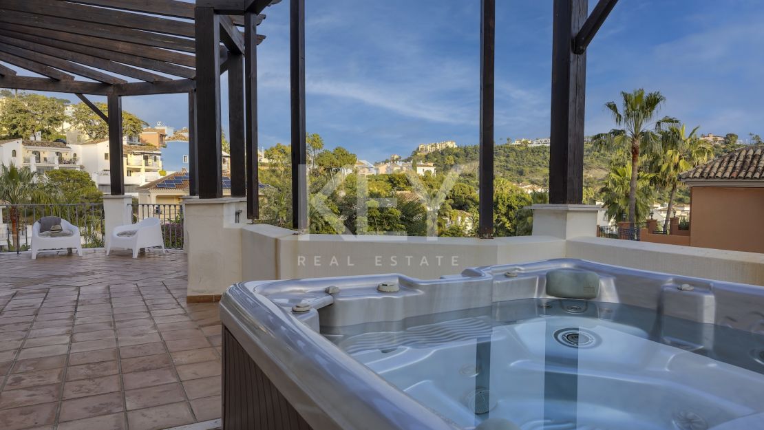 Gran villa familiar con vistas panorámicas, zonas de entretenimiento y potencial de inversión en Los Arqueros, Benahavís
