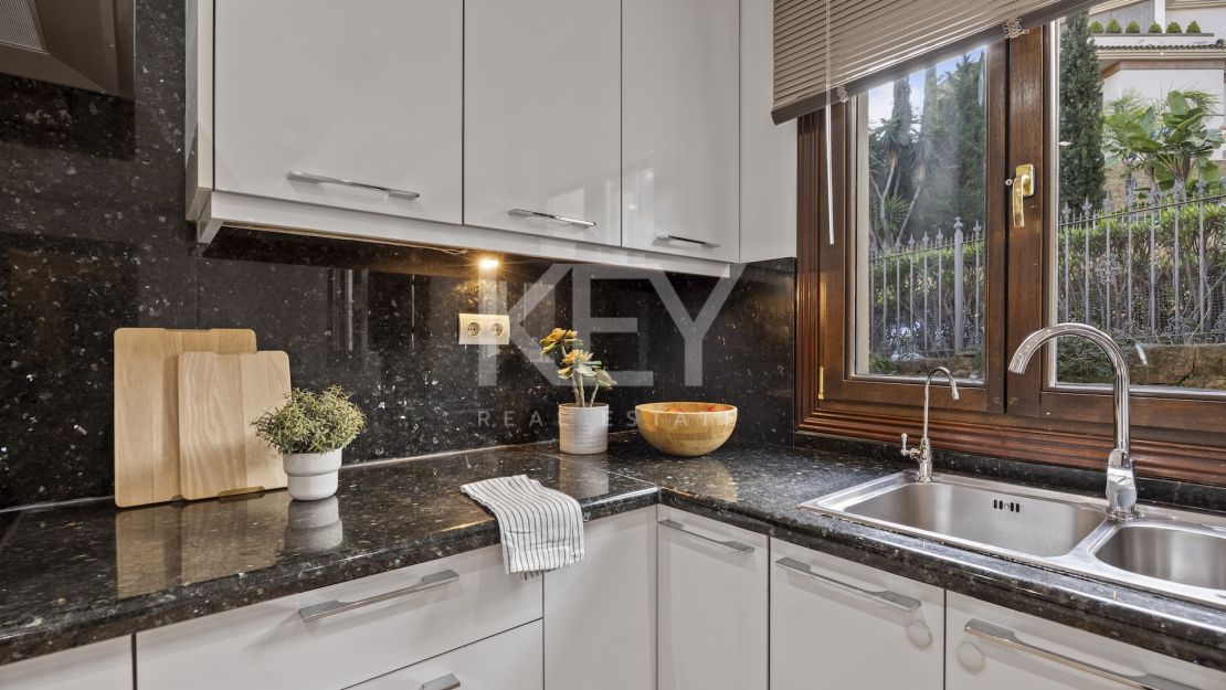 Gran villa familiar con vistas panorámicas, zonas de entretenimiento y potencial de inversión en Los Arqueros, Benahavís