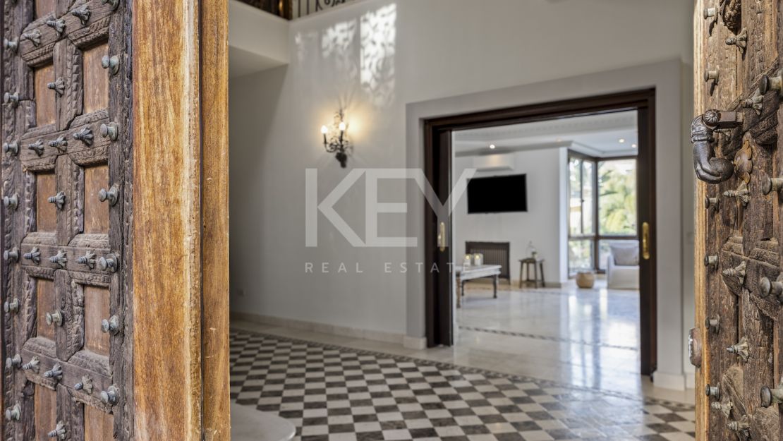 Gran villa familiar con vistas panorámicas, zonas de entretenimiento y potencial de inversión en Los Arqueros, Benahavís