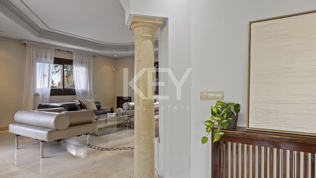 Gran villa familiar con vistas panorámicas, zonas de entretenimiento y potencial de inversión en Los Arqueros, Benahavís