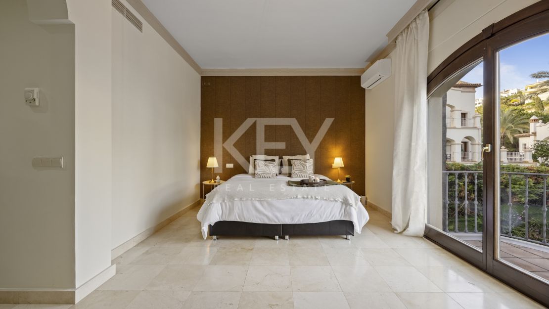 Gran villa familiar con vistas panorámicas, zonas de entretenimiento y potencial de inversión en Los Arqueros, Benahavís