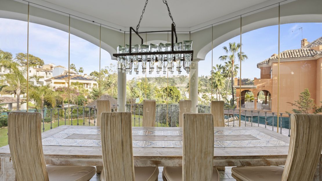 Gran villa familiar con vistas panorámicas, zonas de entretenimiento y potencial de inversión en Los Arqueros, Benahavís