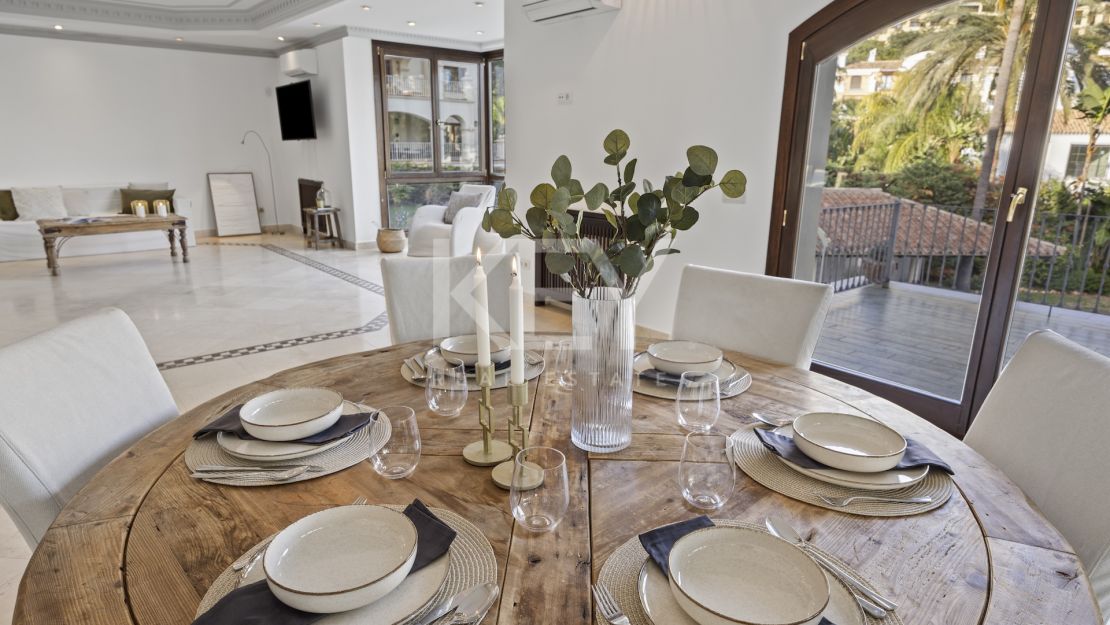 Gran villa familiar con vistas panorámicas, zonas de entretenimiento y potencial de inversión en Los Arqueros, Benahavís