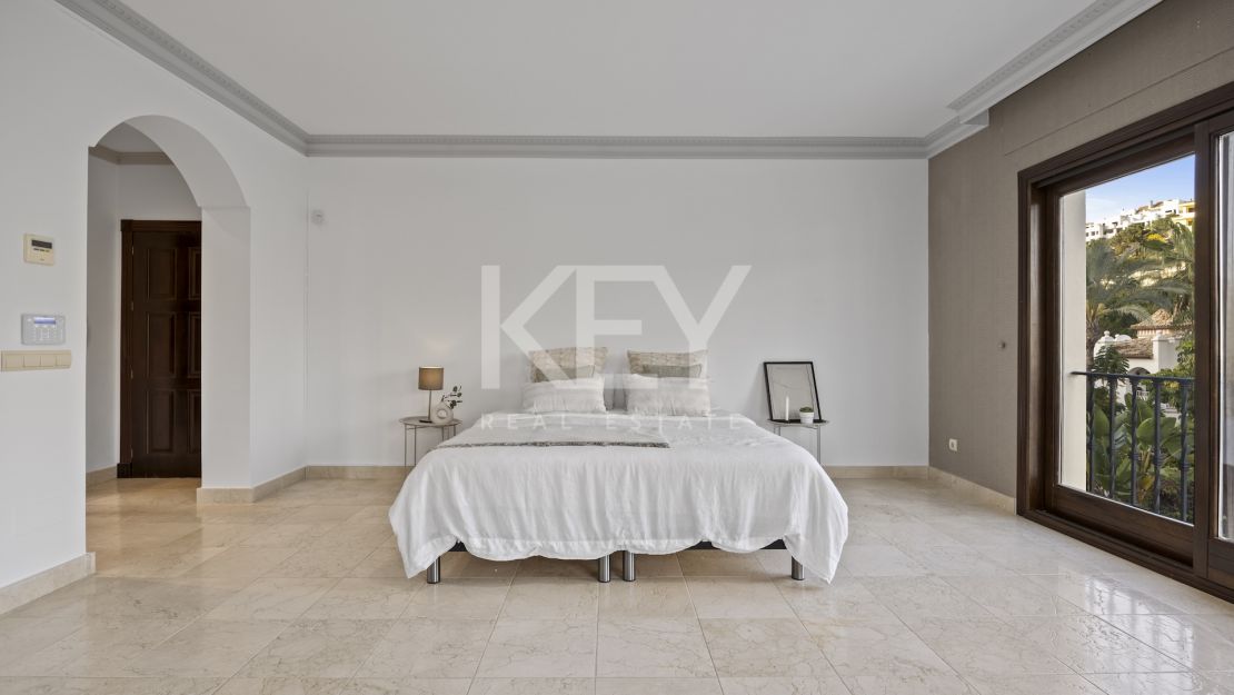 Gran villa familiar con vistas panorámicas, zonas de entretenimiento y potencial de inversión en Los Arqueros, Benahavís