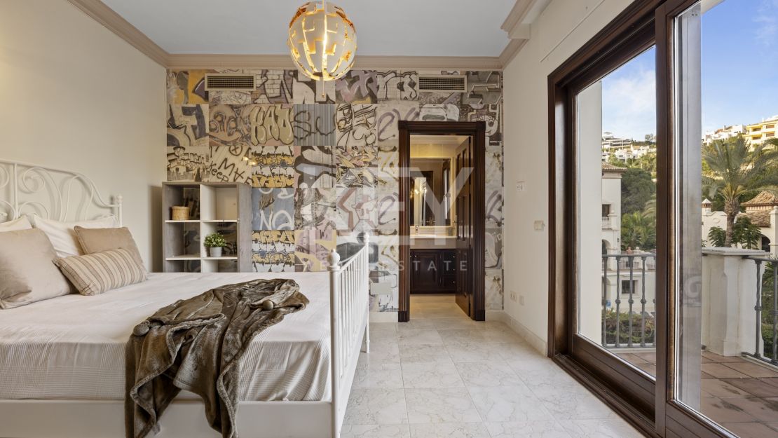 Gran villa familiar con vistas panorámicas, zonas de entretenimiento y potencial de inversión en Los Arqueros, Benahavís