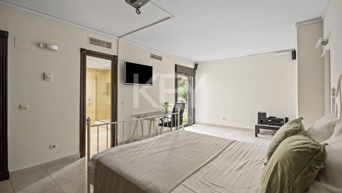 Gran villa familiar con vistas panorámicas, zonas de entretenimiento y potencial de inversión en Los Arqueros, Benahavís