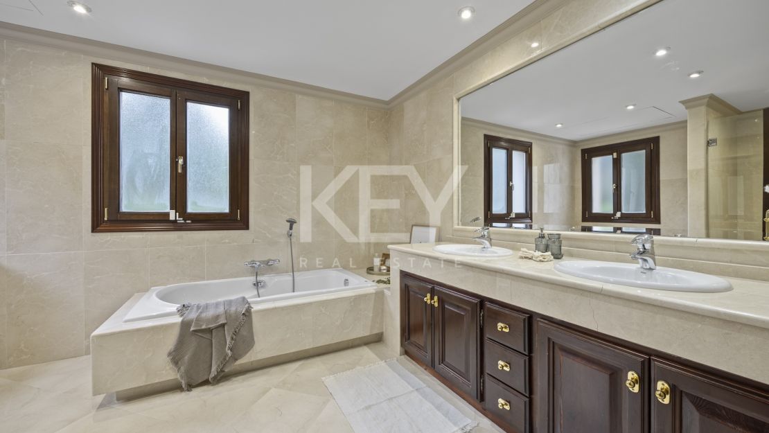 Gran villa familiar con vistas panorámicas, zonas de entretenimiento y potencial de inversión en Los Arqueros, Benahavís